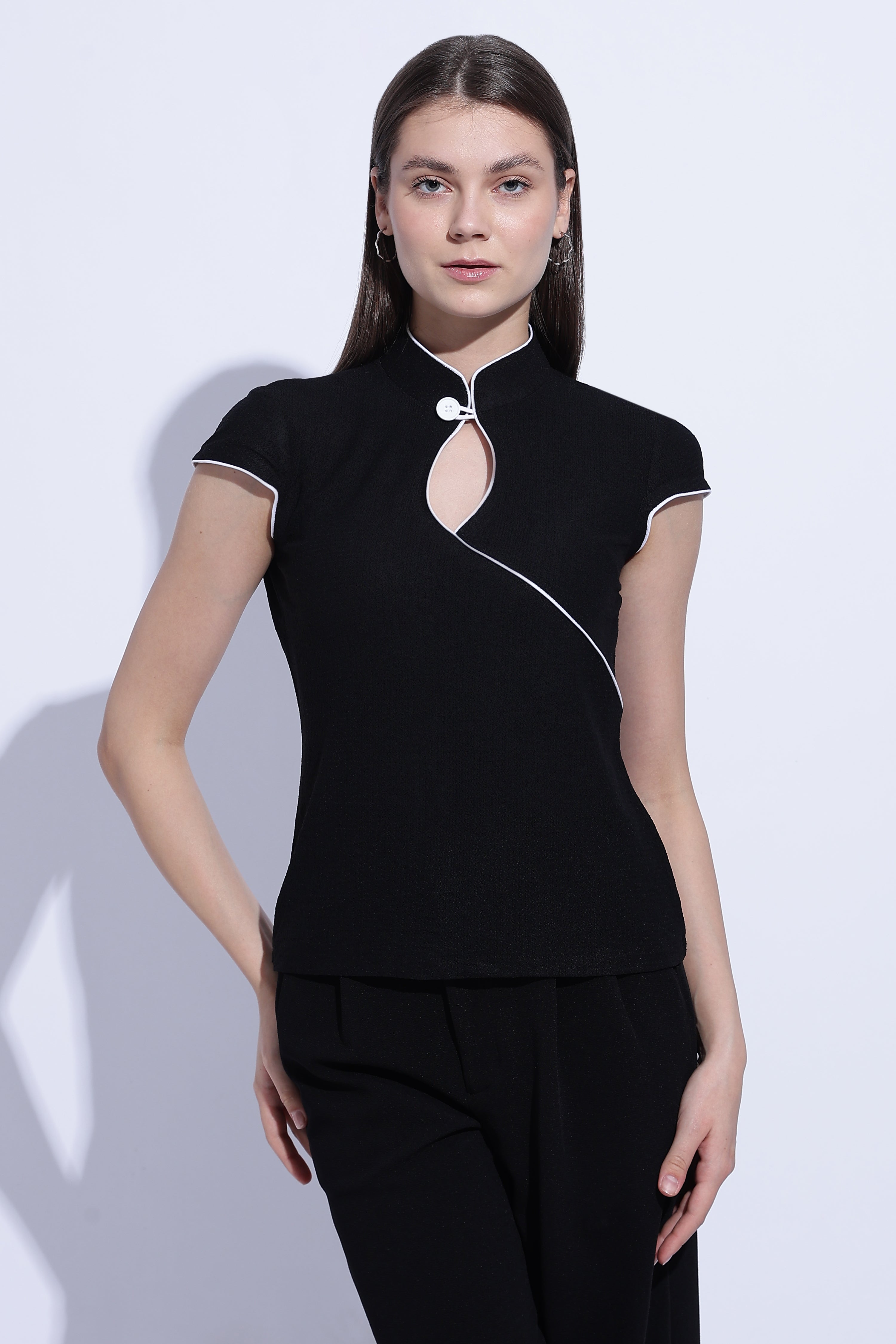 Noir Contrast Keyhole Top